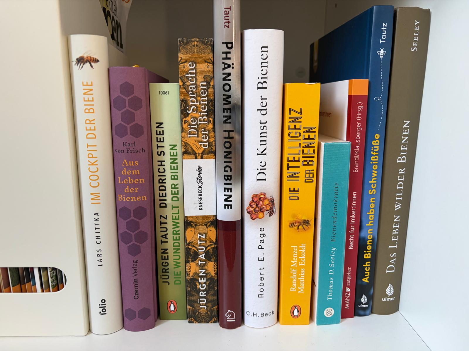 Bücherregal mit Fachliteratur über Bienen und Imkerei